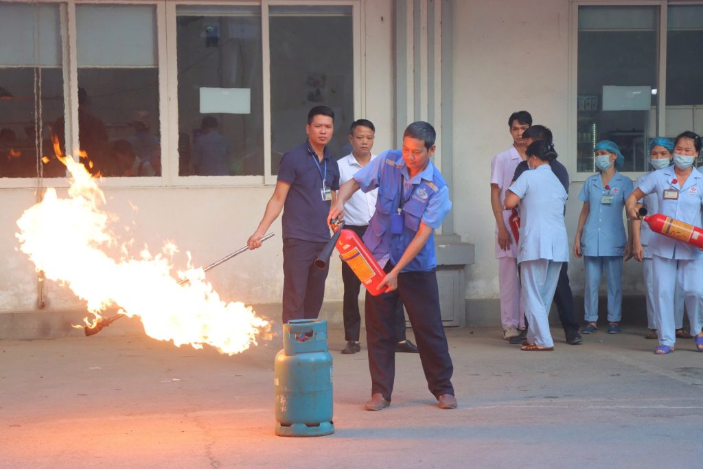 Diễn tập phòng cháy chữa cháy và cứu nạn cứu hộ tại Bệnh viện Đa khoa Hưng Hà
